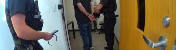 Momento en el que un ex pastor juvenil es detenido por acusaciones de abuso infantil y voyerismo — Imagen: Departamento de policía de Renton
