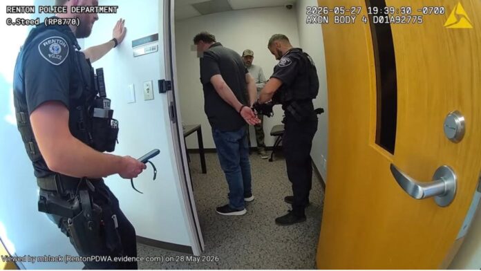 Momento en el que un ex pastor juvenil es detenido por acusaciones de abuso infantil y voyerismo — Imagen: Departamento de policía de Renton