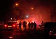 Agente del ICE arrestado en Texas por tiroteo durante redada migratoria Gas lacrimógeno envuelve a agentes federales de inmigración mientras abandonan el lugar tras un tiroteo el miércoles 14 de enero de 2026, en Minneapolis. (Foto de AP/John Locher, Archivo)