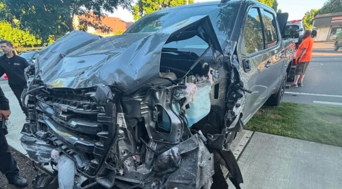 Sospechoso de DUI provoca choque y mata a una transeúnte en Lacey Estado de la camioneta involucrada en un choque fatal — Imagen: Departamento de policía de Lacey
