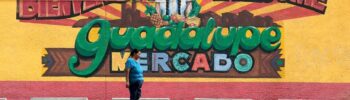 Una persona pasa junto a un mural el 19 de mayo de 2026, el cual da la bienvenida al poblado de Guadalupe, parte del área metropolitana de Phoenix, Arizona.