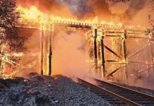 Incendio en puente ferroviario obliga al cierre de Airport Way en Snohomish County