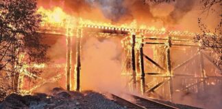 Incendio en puente ferroviario obliga al cierre de Airport Way en Snohomish County