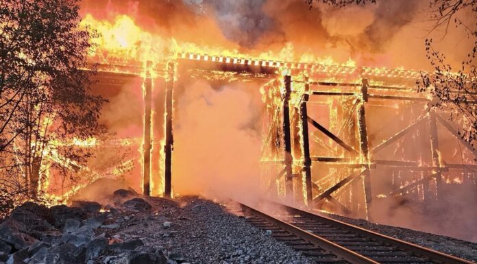Hombre herido en incendio ferroviario en Snohomish ahora enfrenta cargos por provocarlo