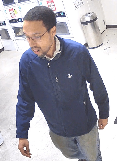 Imágenes difundidas por la Policía de Seattle muestran al sospechoso buscado por el homicidio de un estudiante en residencias de la Universidad de Washington. Foto: SPD.