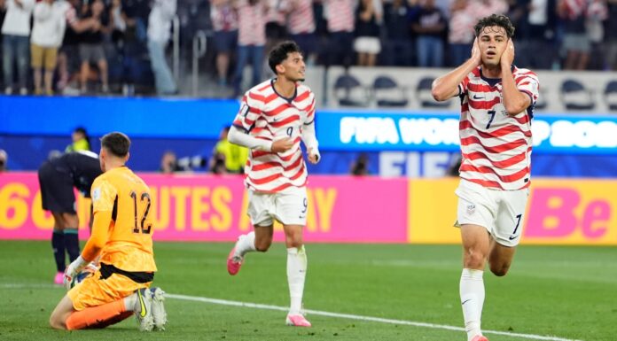 EEUU debuta en su Mundial con goleada de 4-1 ante un Paraguay errático y petrificado Giovanni Reyna celebra tras marcar el cuarto gol de Estados Unidos frente a Paraguay durante un partido del Grupo D de la Copa Mundial de la FIFA 2026 en Inglewood, California. El mediocampista corre junto a la línea de banda con las manos sobre las orejas mientras aficionados estadounidenses celebran en las gradas.