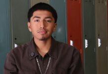Cómo Washington Kids ayudó a transformar la vida de Alexander Juárez Retrato de Alexander Juárez en Scriber Lake High School tras graduarse de la preparatoria y prepararse para iniciar sus estudios en Edmonds College.