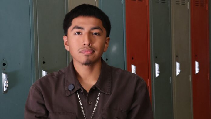 Retrato de Alexander Juárez en Scriber Lake High School tras graduarse de la preparatoria y prepararse para iniciar sus estudios en Edmonds College.