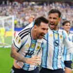 A 40 años de la obra más perfecta de Maradona, Messi se corona nuevo rey del gol en Mundial Leandro Paredes (5) agarra de la camiseta a su compañero Lionel Messi al celebrar el segund gol de Argentina en la victoria 2-0 ante Austria en el Grupo J del Mundial, el lunes 22 de junio de 2026, en Arlington, Texas. (AP Foto/Julio Cortez)