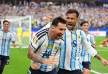 A 40 años de la obra más perfecta de Maradona, Messi se corona nuevo rey del gol en Mundial Leandro Paredes (5) agarra de la camiseta a su compañero Lionel Messi al celebrar el segund gol de Argentina en la victoria 2-0 ante Austria en el Grupo J del Mundial, el lunes 22 de junio de 2026, en Arlington, Texas. (AP Foto/Julio Cortez)