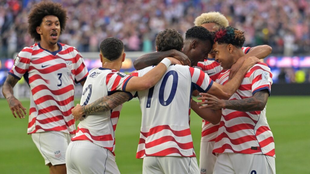 Estados Unidos celebra después de un gol en propia puerta del paraguayo Damian Bobadilla durante el partido de fútbol del Grupo D de la Copa del Mundo en Inglewood, California, cerca de Los Ángeles, el viernes 12 de junio de 2026.