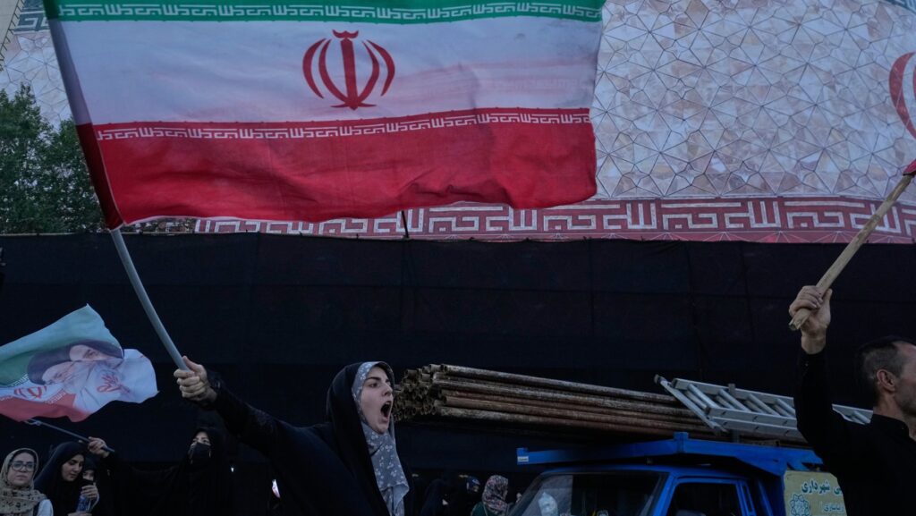 Una mujer pasa junto a un mural antiestadounidense en la pared de la antigua embajada de Estados Unidos, ahora convertida en museo, en Teherán, Irán, el viernes 12 de junio de 2026. (Foto AP/Vahid Salemi)