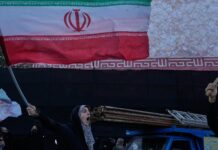 Precios del petróleo suben ante el conflicto bélico entre EE.UU., Israel e Irán Una mujer pasa junto a un mural antiestadounidense en la pared de la antigua embajada de Estados Unidos, ahora convertida en museo, en Teherán, Irán, el viernes 12 de junio de 2026. (Foto AP/Vahid Salemi)