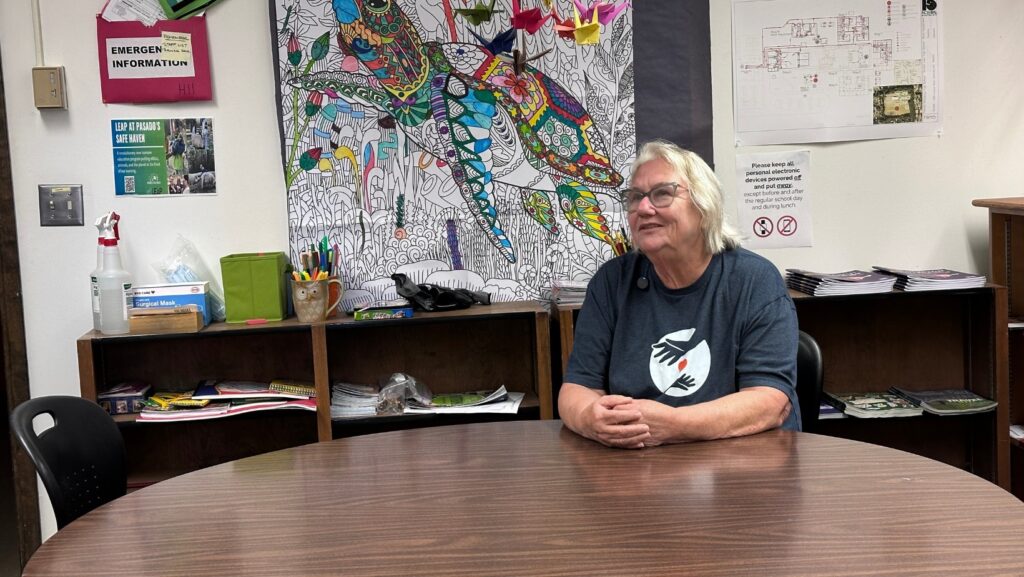 Kim Gorney sentada en un salón de Scriber Lake High School durante una entrevista sobre el trabajo de Washington Kids con estudiantes y familias del sur de Snohomish County.