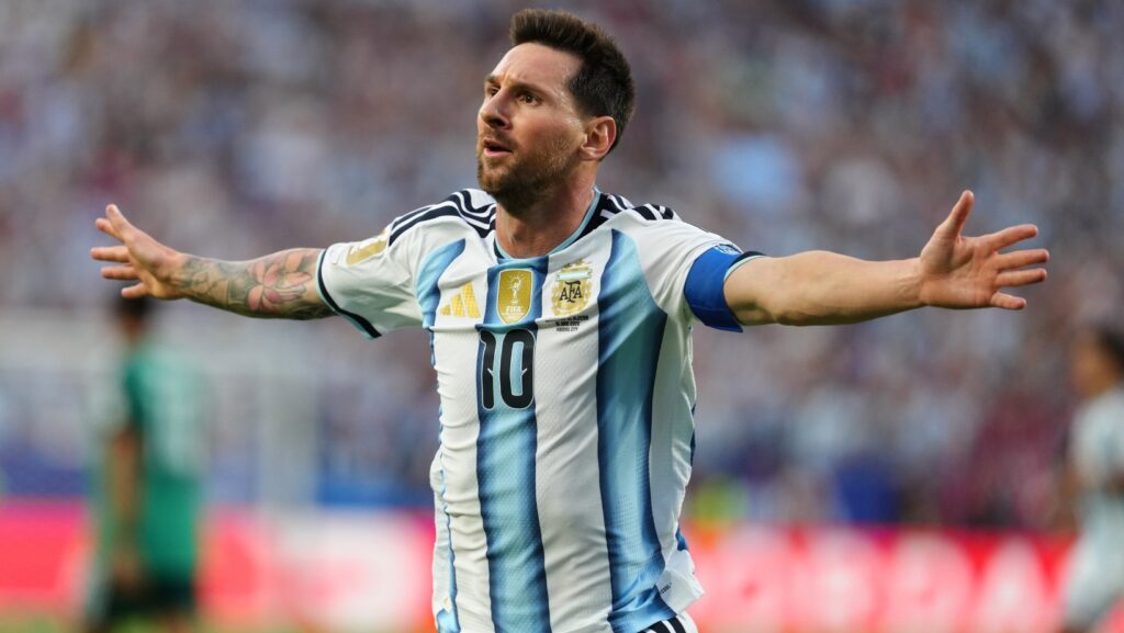 Lionel Messi, de la selección de Argentina, festeja tras conseguir el primer tanto del partido ante Argelia en el Mundial, el martes 16 de junio de 2026 en Kansas City, Missouri (AP Foto/Ed Zurga)