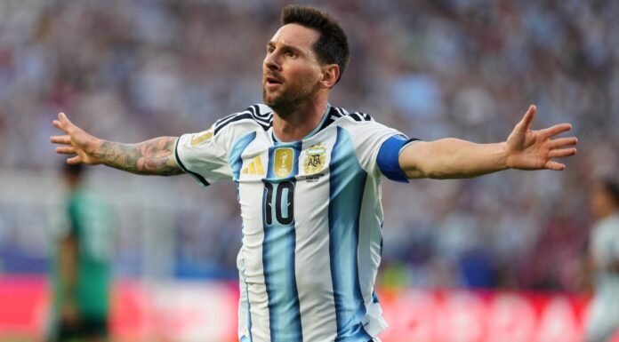 Messi debuta con tres goles en la Copa Mundial. Argentina vence 3-0 a Argelia en su debut Lionel Messi, de la selección de Argentina, festeja tras conseguir el primer tanto del partido ante Argelia en el Mundial, el martes 16 de junio de 2026 en Kansas City, Missouri (AP Foto/Ed Zurga)