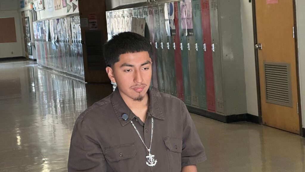 Alexander Juárez en un pasillo de Scriber Lake High School durante una entrevista sobre los desafíos que enfrentó tras mudarse de California a Washington y el apoyo que encontró para reconstruir su vida.