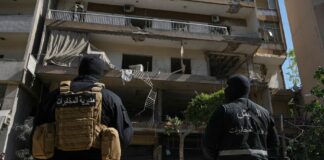 Trump anuncia acuerdo con Irán y autoriza fin de bloqueo naval en estrecho de Ormuz Guardias libaneses frente al edificio bombardeado por Israel en la zona de Dahiyeh, en Beirut, Líbano, el 14 de junio del 2026. (AP foto/Bilal Hussein)