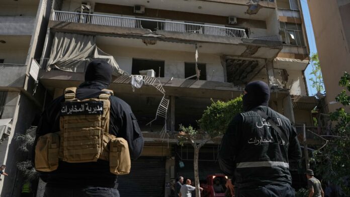 Guerra Iran - USA Foto AP Guardias libaneses frente al edificio bombardeado por Israel en la zona de Dahiyeh, en Beirut, Líbano, el 14 de junio del 2026. (AP foto/Bilal Hussein)