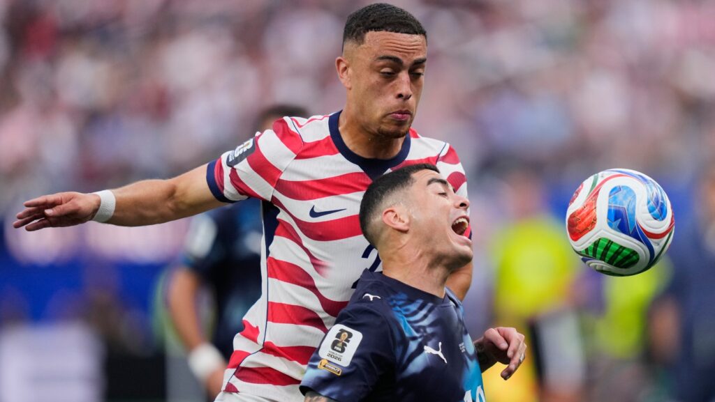 Miguel Almirón, de Paraguay, y Sergiño Dest, de Estados Unidos, disputan el balón durante un partido del Grupo D de la Copa Mundial de la FIFA 2026 en Inglewood, California.