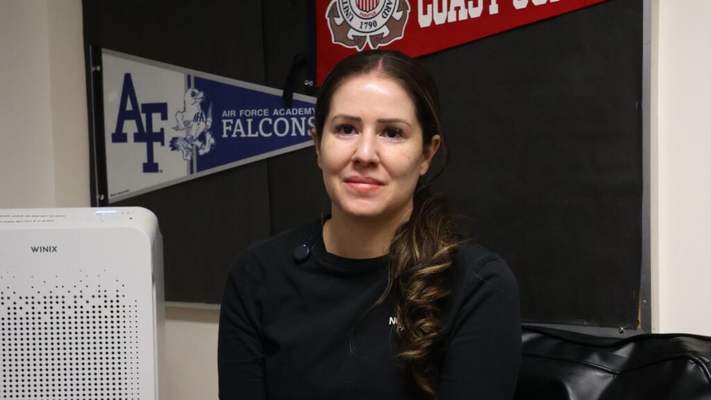 Charis McConnel, especialista de apoyo y recursos para familias de Scriber Lake High School, durante una entrevista en la escuela.
