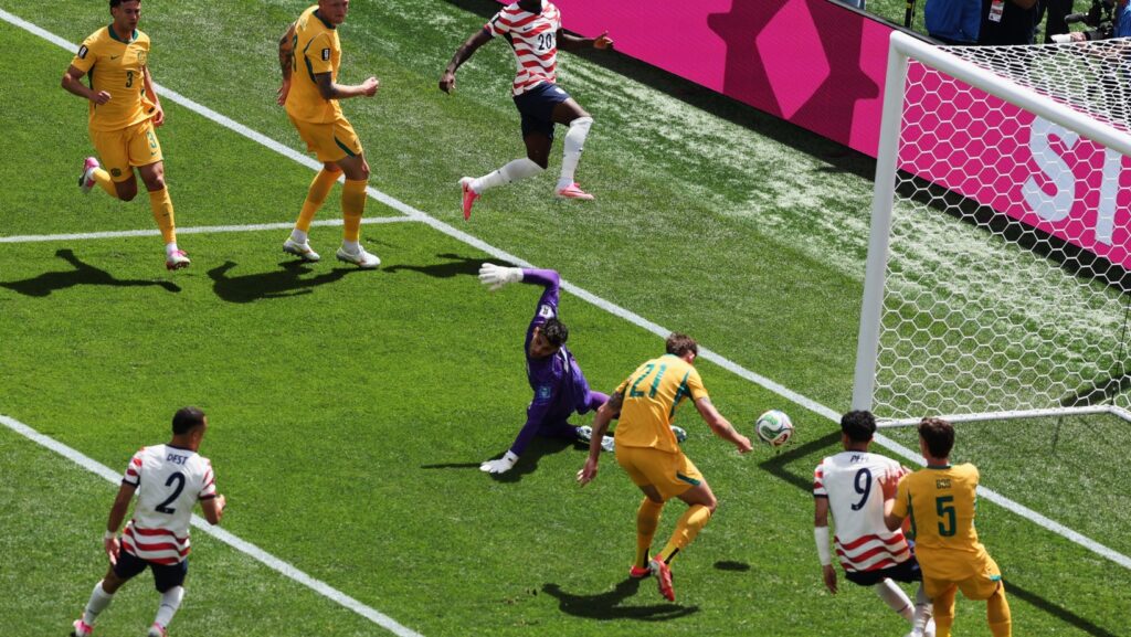 l australiano Cameron Burgess (21) anota un autogol en el partido contra Estados Unidos en el Grupo D del Mundial, el viernes 19 de junio de 2026, en Seattle. (AP Foto/Maddy Grassy)