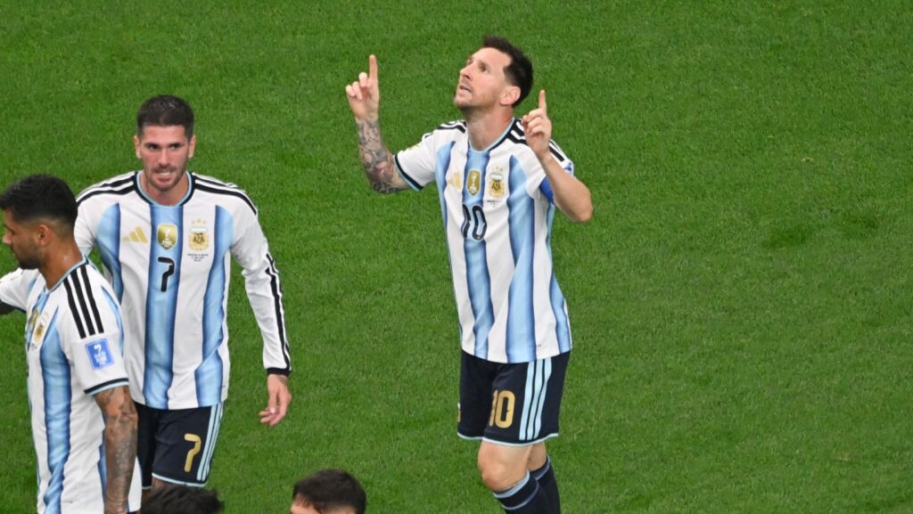 Lionel Messi celebra tras anotar un gol para Argentina en el partido contra Austria por el Grupo J del Mundial, el lunes 22 de junio de 2026, en Arlington, Texas. (AP Foto/Jessica Tobias)