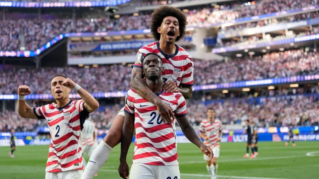 Folarin Balogun, de Estados Unidos, festeja tras anotar el tercer tanto de su selección ante Paraguay, en un partido mundialista realizado el viernes 12 de junio de 2026 en Los Ángeles 