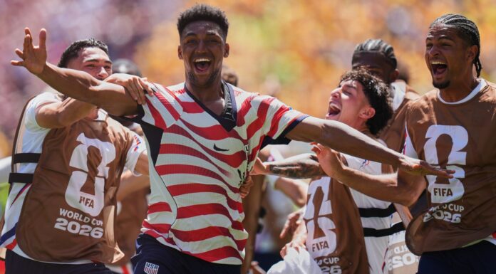 Sin Pulisic, EEUU somete 2-0 a Australia y visa boleto a los dieciseisavos de final del Mundial Alex Freeman (16) celebra tras anotar el segundo gol de Estados Unidos durante el partido contra Australia en el Grupo D del Mundial, el viernes 19 de junio de 2026, en Seattle. (AP Foto/Manu Fernández)