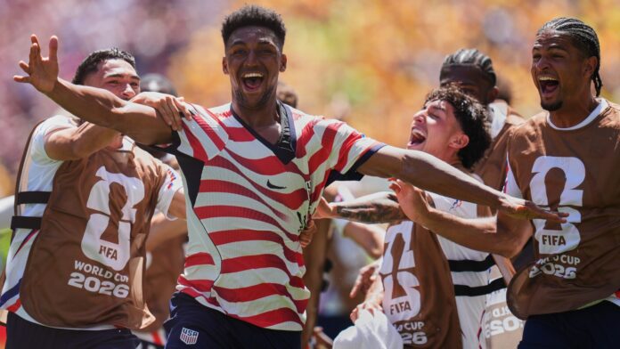 USA- AUSTRALIA en SEATTLE Alex Freeman (16) celebra tras anotar el segundo gol de Estados Unidos durante el partido contra Australia en el Grupo D del Mundial, el viernes 19 de junio de 2026, en Seattle. (AP Foto/Manu Fernández)