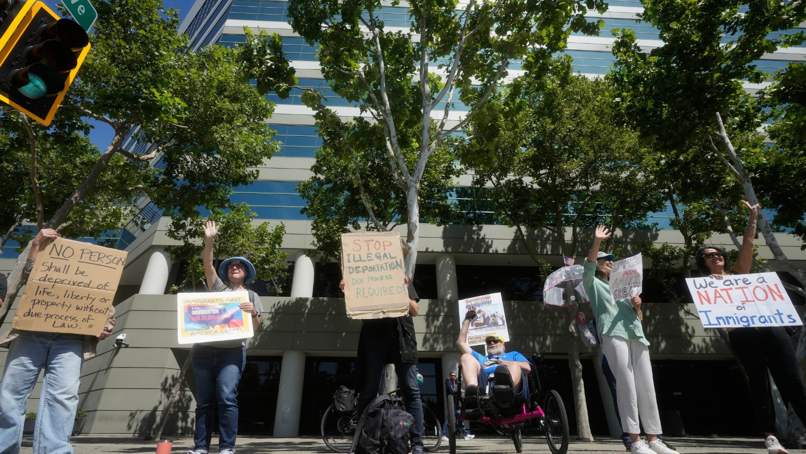 Un grupo de manifestantes sostiene carteles fuera del Tribunal de Inmigración el martes 12 de mayo de 2026, en Concord, California. (Foto AP/Jeff Chiu)
