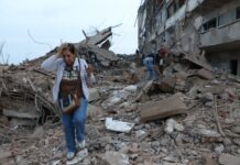 La tragedia en Venezuela impulsa una ola de ayuda dentro y fuera del país Residentes caminan entre los escombros del edificio dañado en terremotos el día anterior en Catia La Mar, Venezuela, el jueves 25 de junio de 2026. (Foto AP/Pedro Mattey)
