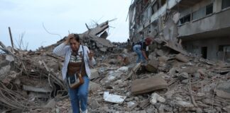 La tragedia en Venezuela impulsa una ola de ayuda dentro y fuera del país Residentes caminan entre los escombros del edificio dañado en terremotos el día anterior en Catia La Mar, Venezuela, el jueves 25 de junio de 2026. (Foto AP/Pedro Mattey)