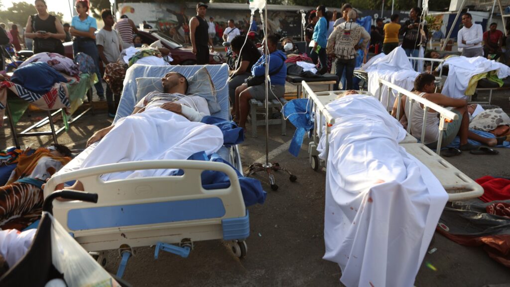 Los pacientes yacian fuera de un hospital evacuado después de que fuera dañado en un terremoto en Catia La Mar, Venezuela, el jueves 25 de junio de 2026. (Foto AP/Pedro Mattey)
