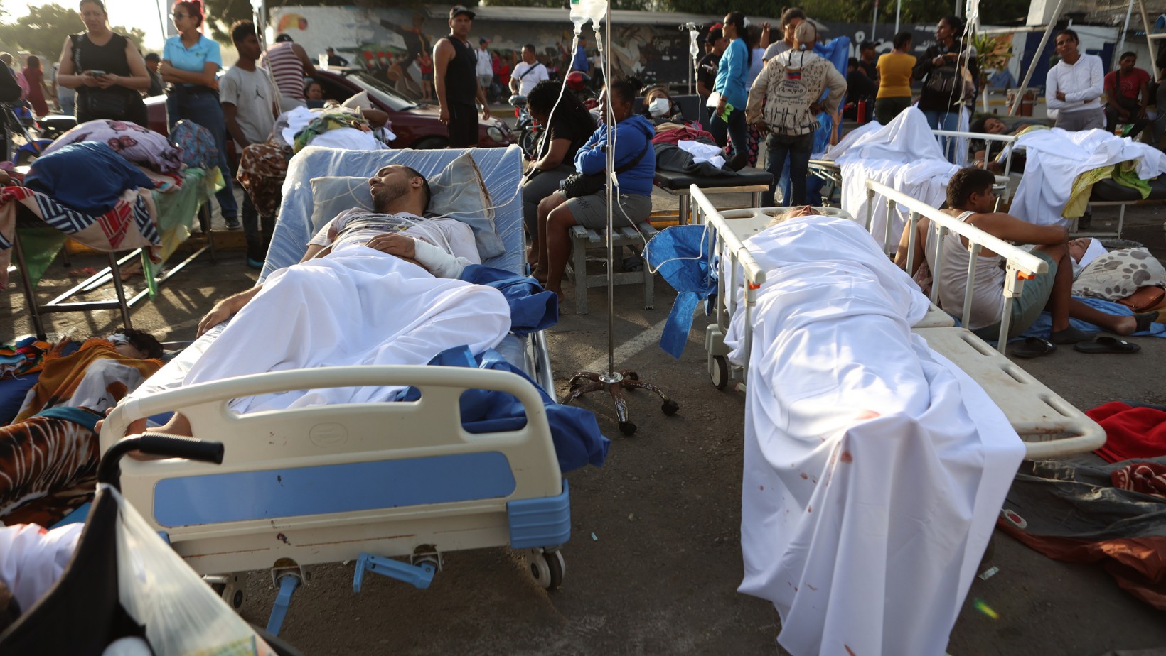 Los pacientes yacian fuera de un hospital evacuado después de que fuera dañado en un terremoto en Catia La Mar, Venezuela, el jueves 25 de junio de 2026. (Foto AP/Pedro Mattey)