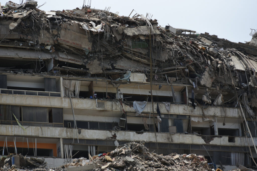 Edificios dañados permanecen en pie en Catia La Mar, Venezuela, un día después del terremoto y varias réplicas que sacudieron la ciudad, el jueves 25 de junio de 2026. (AP Foto/Jonathan Lanza)
