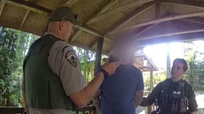 Arresto Momento en el que el sospechoso de escapar de la policía a 160 Km/h, es detenido por las autoridades — Imagen: Oficina del Sheriff del condado de Kitsap