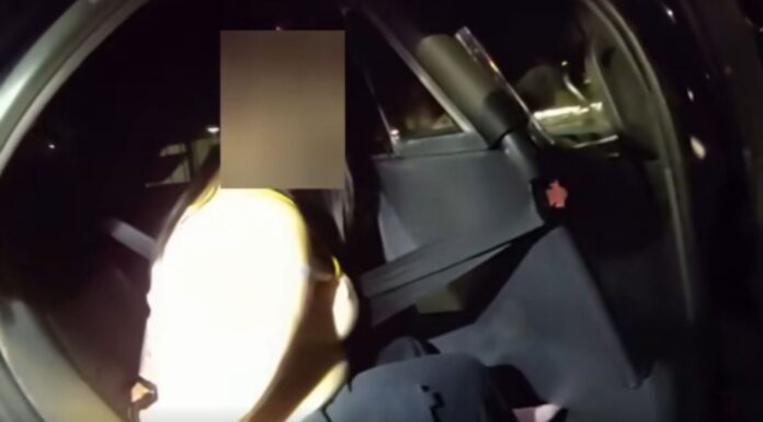 Dos arrestados por el asesinato de adolescente en Parkland; buscan a más sospechosos Momento en el que una de las sospechosas es detenida por las autoridades — Imagen: Oficina del Sheriff del condado de Pierc