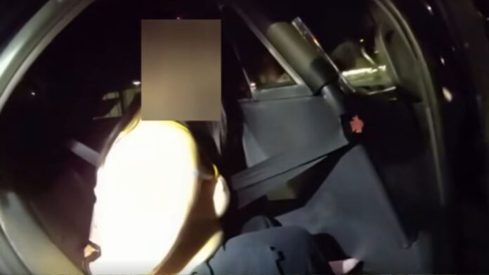 Arresto Momento en el que una de las sospechosas es detenida por las autoridades — Imagen: Oficina del Sheriff del condado de Pierc