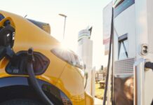 WA amplía acceso a cargadores de vehículos eléctricos con inversión de $37 millones Vehículo eléctrico enchufado en una estación de carga para vehículos eléctricos utilizando un cargador rápido — Imagen: Departamento de comercio del estado de Washington