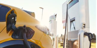 WA amplía acceso a cargadores de vehículos eléctricos con inversión de $37 millones Vehículo eléctrico enchufado en una estación de carga para vehículos eléctricos utilizando un cargador rápido — Imagen: Departamento de comercio del estado de Washington