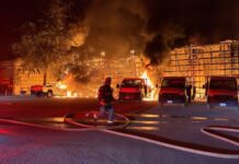 Incendio en zona comercial de Redmond destruye dos edificios y 15 vehículos Estado de los edificios destruidos por el incendio— Imagen: Bomberos y Rescate de Eastside