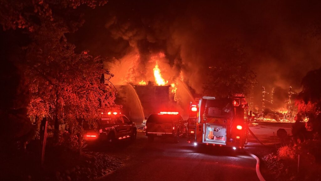 Bomberos tratando de controlar el incendio— Imagen: Bomberos y Rescate de Eastside