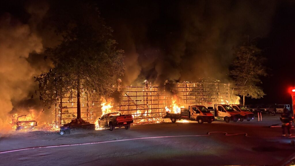Edifico y vehículos afectados por el incendio— Imagen: Bomberos y Rescate de Eastside