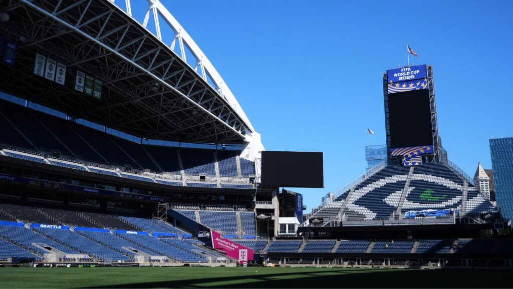 El Seattle Stadium, conocido habitualmente como Lumen Field, luce nueva señalización mientras continúan los preparativos de cara a los partidos del Mundial, el miércoles 27 de mayo de 2026, en Seattle. (Foto AP/Lindsey Wasson)