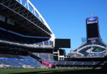 1.400 jóvenes asistirán a partidos del Mundial en Seattle mediante programa comunitario El Seattle Stadium, conocido habitualmente como Lumen Field, luce nueva señalización mientras continúan los preparativos de cara a los partidos del Mundial, el miércoles 27 de mayo de 2026, en Seattle. (Foto AP/Lindsey Wasson)