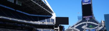 El Seattle Stadium, conocido habitualmente como Lumen Field, luce nueva señalización mientras continúan los preparativos de cara a los partidos del Mundial, el miércoles 27 de mayo de 2026, en Seattle. (Foto AP/Lindsey Wasson)