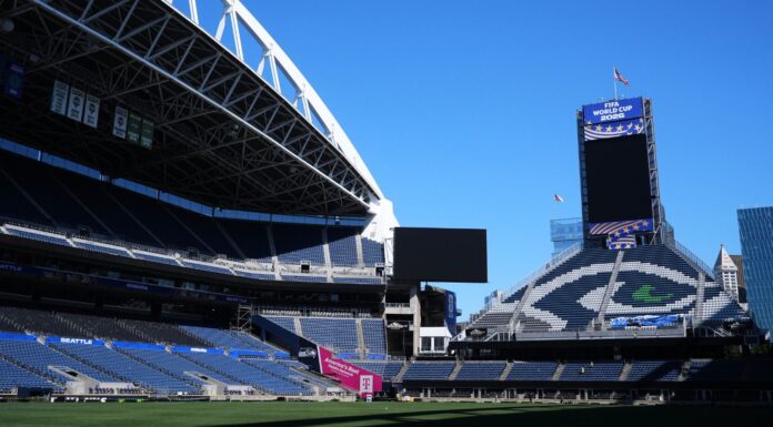 1.400 jóvenes asistirán a partidos del Mundial en Seattle mediante programa comunitario El Seattle Stadium, conocido habitualmente como Lumen Field, luce nueva señalización mientras continúan los preparativos de cara a los partidos del Mundial, el miércoles 27 de mayo de 2026, en Seattle. (Foto AP/Lindsey Wasson)