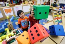 Condado Pierce elimina barreras de zonificación para ampliar el acceso al cuidado infantil En esta fotografía se observa a dos niños jugando en el Creative Kids Learning Center, una escuela centrada en la educación preescolar. (Foto de AP/Elaine Thompson, Archivo)