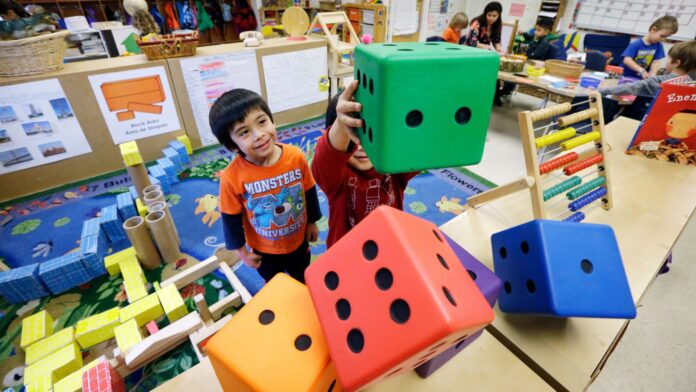 En esta fotografía se observa a dos niños jugando en el Creative Kids Learning Center, una escuela centrada en la educación preescolar. (Foto de AP/Elaine Thompson, Archivo)